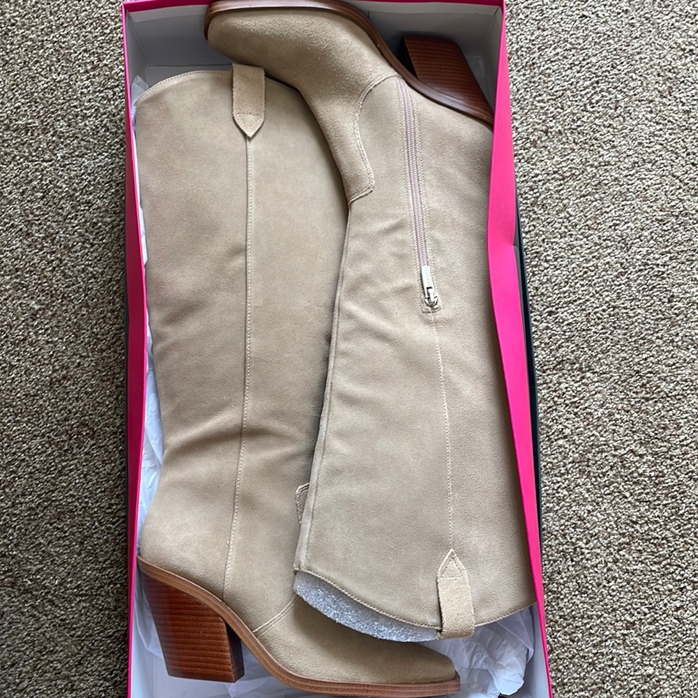 Vince Camuto size 8M Wide Calf